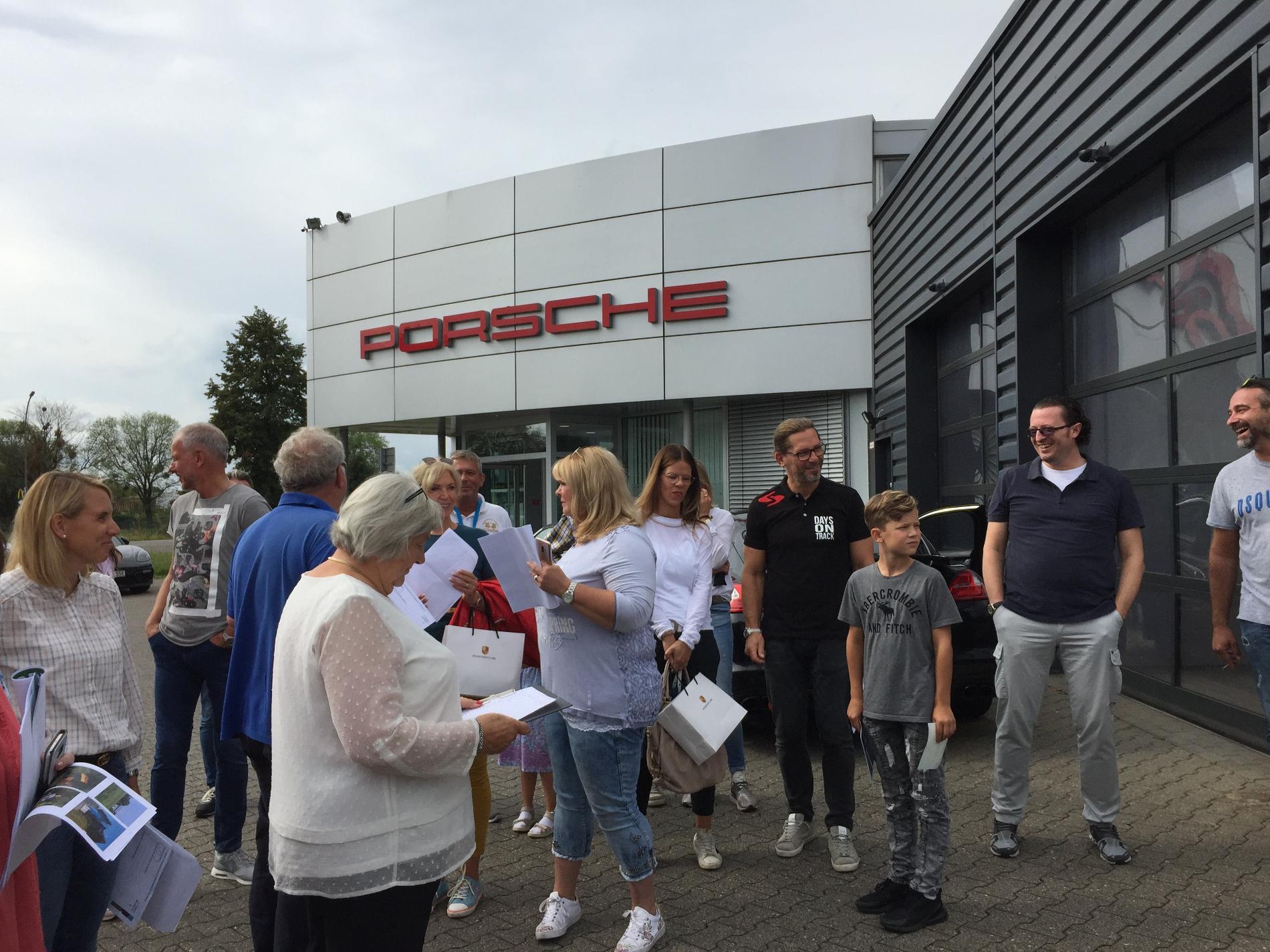 Heike Jaspers verteilt die Roadbooks